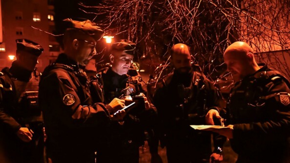 Groupe de quatre gendarmes de nuit dans une cité