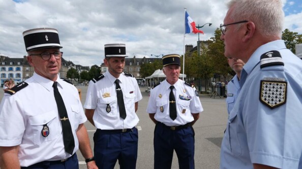 Le colonel Erwann Ropars, adjoint au commandant de la Région de gendarmerie de Bretagne, à droite, échange avec les trois membres du staff de l'équipe de France militaire de rugby.