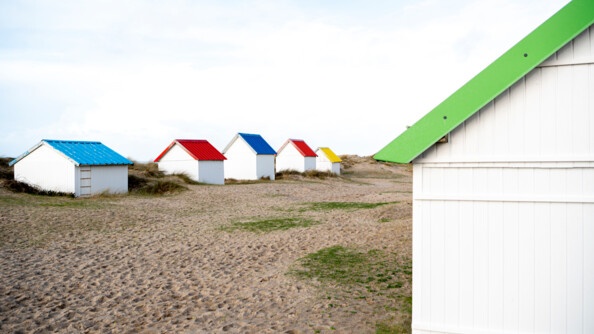 Cabines de bain aux toits colorés caractéristiques de Gouville-sur-Mer.