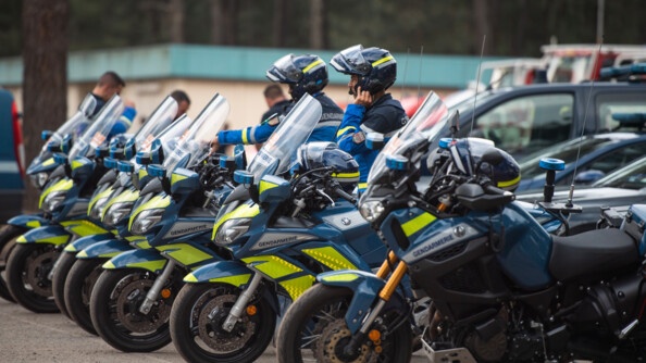 Des gendarmes de l'EDSR s'apprêtent à partir en patrouille avec leur moto