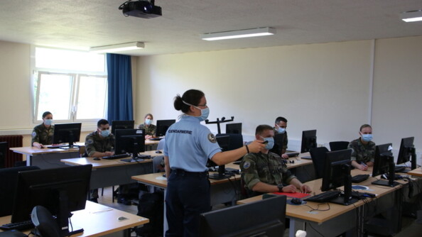 Respect des mesures sanitaires à  l’école de gendarmerie de Châteaulin.