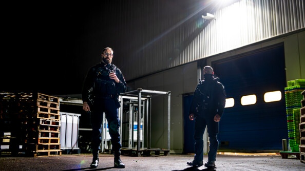 Militaires du PSIG Coutances se tenant devant un entrepôt.