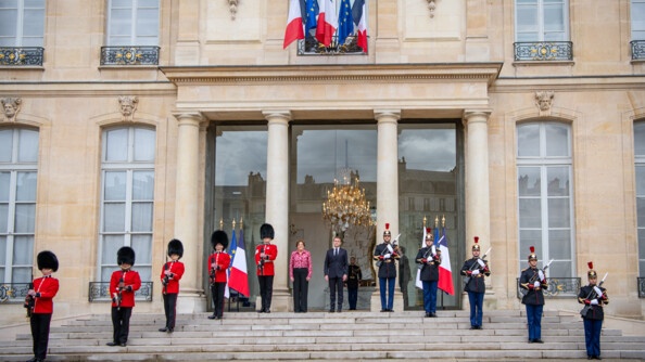 Le Président de la République et l'ambassadrice du Royaume-Uni en France se tenant devant le palais de l'Élysée.
