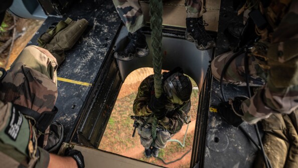 Militaire descendant en corde lisse depuis le puits de l'hélicoptère Puma.