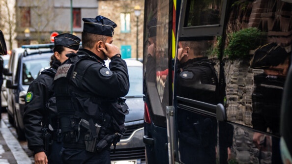 Photo montrant des gendarmes mobiles en communication à l'arrière d'un véhicule.