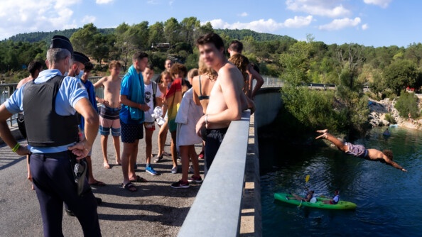 Les réservistes du poste provisoire de Sainte-Croix-du-Verdon rappellent à un groupe de jeunes les dangers des plongeons dans le Verdon, liés notamment au passage d'embarcations.