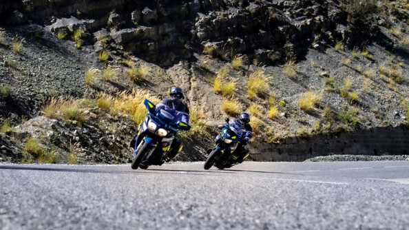 Les motards de l'Escadron de sécurité routière du département surveillent les routes sinueuses qui desservent la ville de Castellane.
