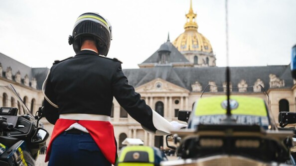 Motocycliste de la gendarmerie, de dos, avec plusieurs motos, lors de la cérémonie du 16 févier 2023 aux Invalides, à Paris.