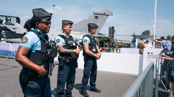 Trois gendarmes en surveillance sur le stand du Ministère des Armées au Bourget