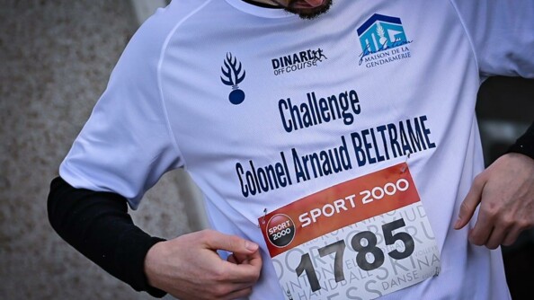 Maillot vlanc du challenge Colonel Arnaud Beltrame avec les sponsors et le numéro de dossard 1785.