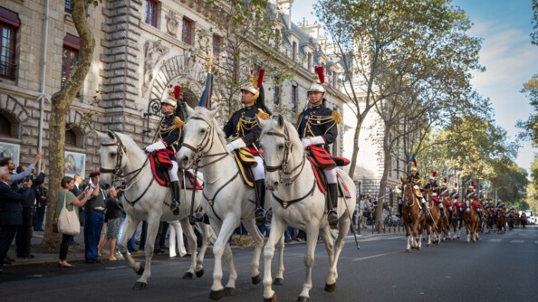 Le régiment de cavalerie de Garde républicaine défilant dans les rues de Paris en grande tenue