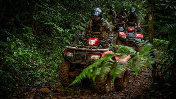 Militaires progressant en quad dans la forêt équatoriale.