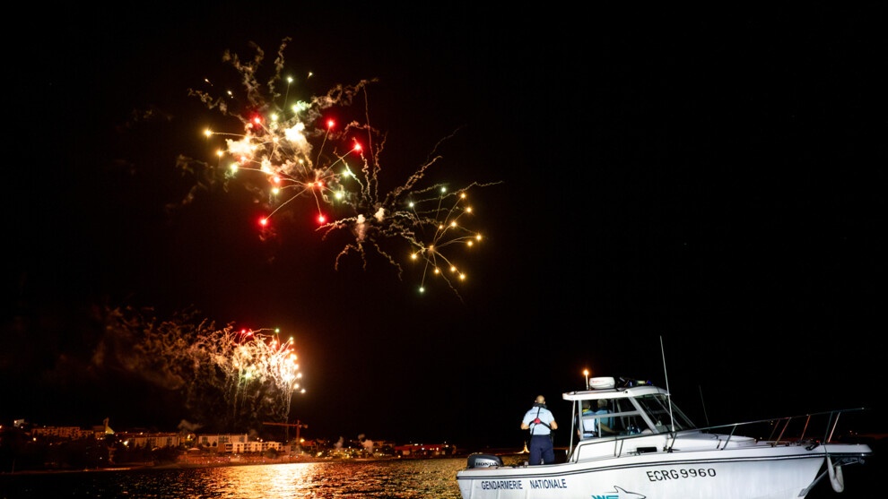 Les gendarmes de la brigade nautique d'Embrun sécurisant le lac durant les feux d'artifices.