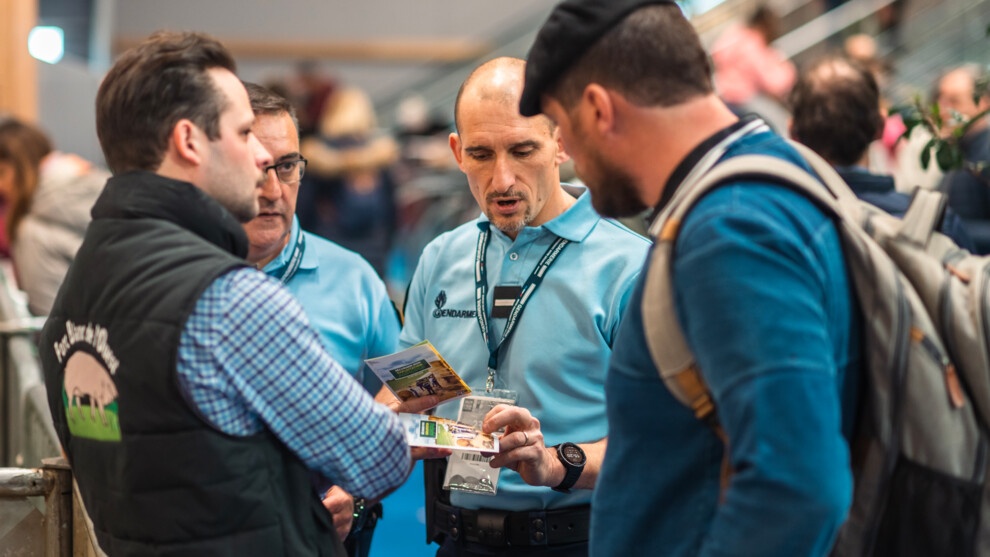 Un r&eacute;f&eacute;rent s&ucirc;ret&eacute; explique &agrave; deux exposant les m&eacute;thodes de pr&eacute;vention et les contacts disponibles pour prot&eacute;ger leurs exploitations, au salon international de l'agriculture.