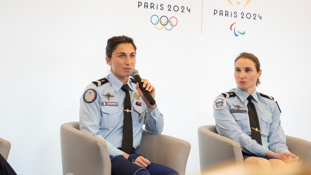 Agrandir l'image A gauche la parachutiste Léocadie Ollivier de Pury, micro à la main. A droite, Elodie Guéguan athlète de semi-fond.
