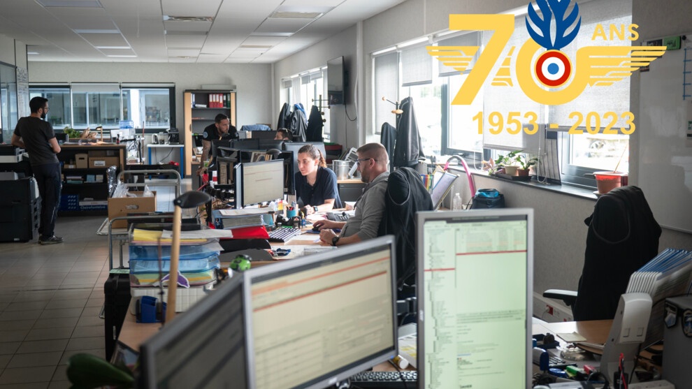 Photo présentant plusieurs personnes travaillant sur leurs postes de travail au sein du Département de l'appui opérationnel (DAO) du CNaMAG.