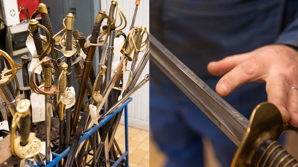 Plusieurs sabres dans l'atelier