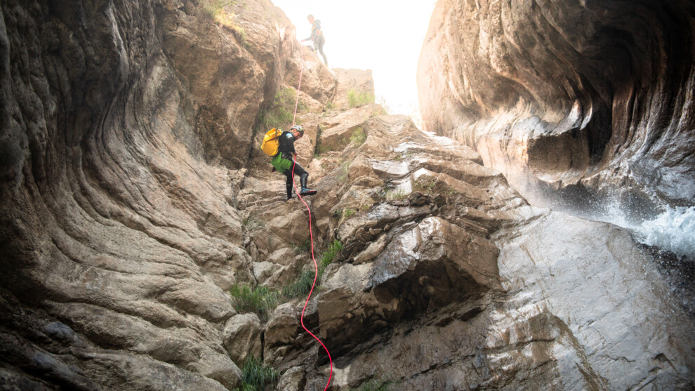 Un gendarme du PGHM descend en rappel dans le canyon.