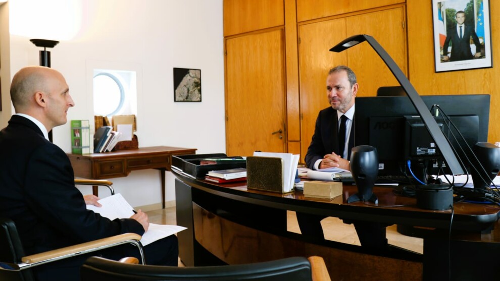 L'attach&eacute; de s&eacute;curit&eacute; int&eacute;rieur adjoint discute avec l'ambassadeur du Maroc dans son bureau.
