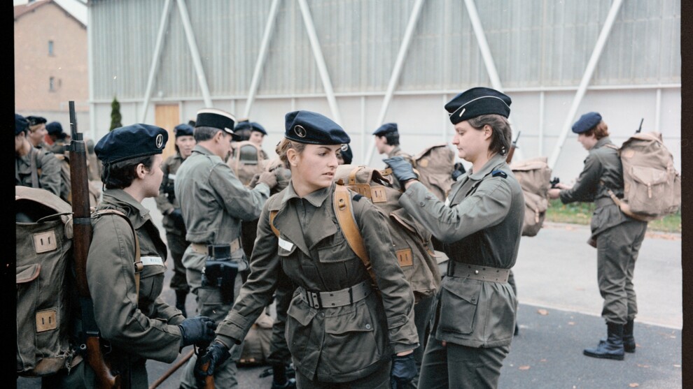 Un groupe de femme gendarmes en treillis vert se pr&eacute;parent pour la formation au combat