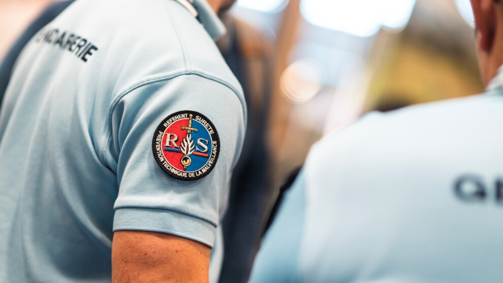 Une rondache repr&eacute;sentant le logo des r&eacute;f&eacute;rents s&ucirc;ret&eacute; de la gendarmerie nationale.