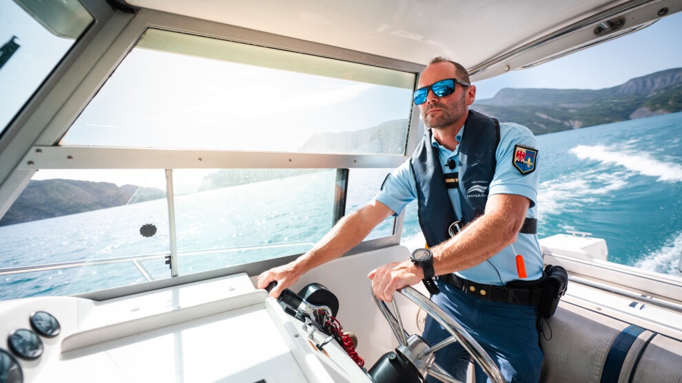 L'adjudant Hervé pilotant la vedette sur le lac.
