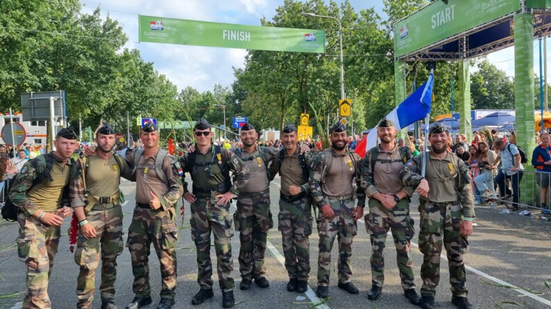 Agrandir l'image Deux équipes de gendarmes réunies sur la ligne d'arrivée et arborant la médaille de Nimègue.