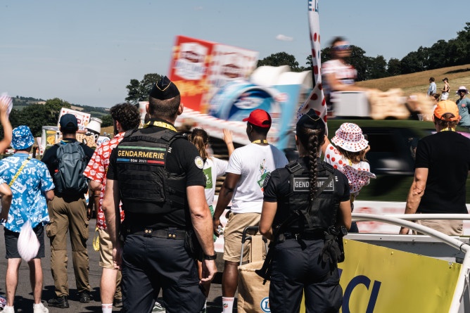 Gendarmes mobiles s&eacute;curisant le Tour de France.