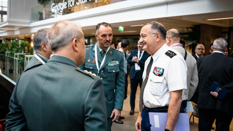 Le directeur g&eacute;n&eacute;ral de la gendarmerie nationale &eacute;changent avec des membres de d&eacute;l&eacute;gations &eacute;trang&egrave;res.