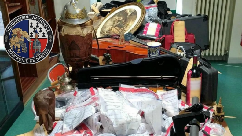 Nous voyons toutes les saisies, dont des objets décoratifs, une trottinette électrique, un violoncelle... La rondache de la Compagnie de Gendarmerie de Nantes apparaît en haut à gauche.