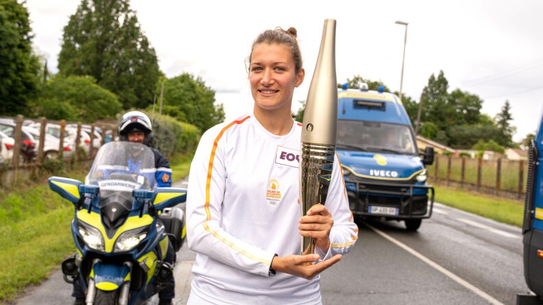 La MDC Laure portant la flamme, escortée par le P.M.o d'Abzac et des gendarmes mobiles.