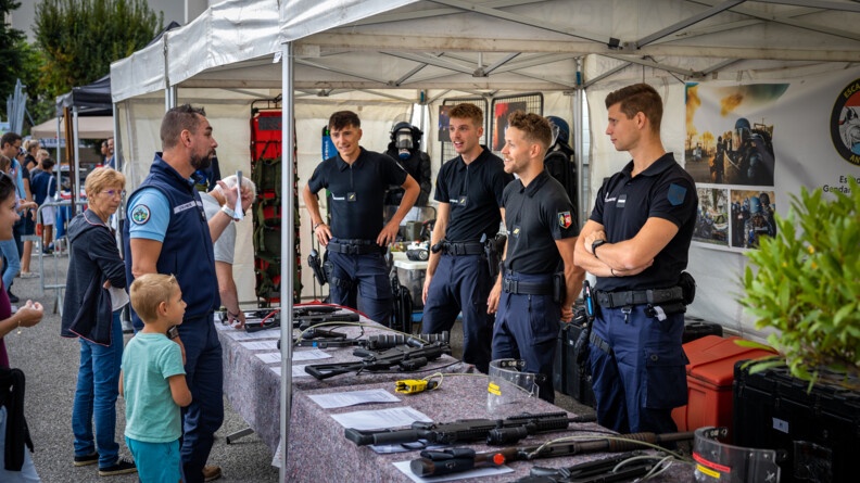 Agrandir l'image Stand de l'escadron de gendarmerie mobile d'Annecy lors des Journées européennes du patrimoine.