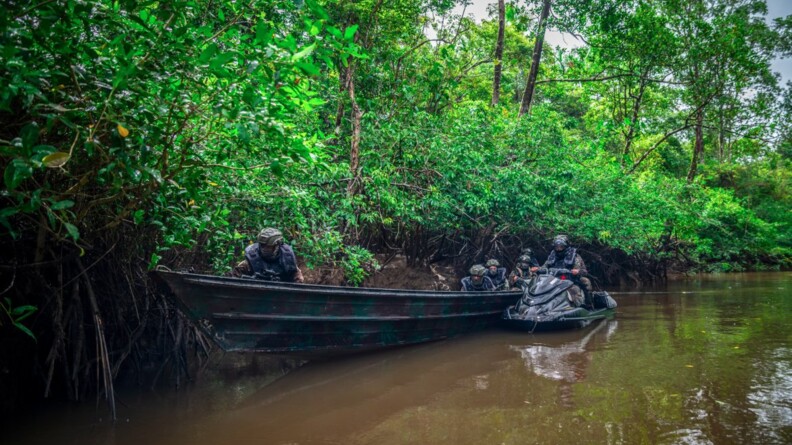 Les gendarmes se dissimulent pour observer les pirogues circulant sur le fleuve.