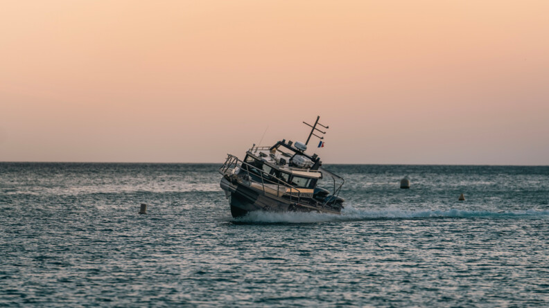 La vedette de la BN de Nouméa au coucher du soleil.