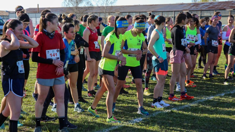 Agrandir l'image Les féminines gendarmerie en tenue de sport sur la ligne de départ