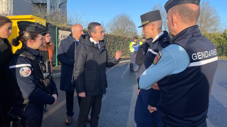 Agrandir l'image Le ministre de l'Intérieur s'entretenant avec le général de division Le Gentil.
