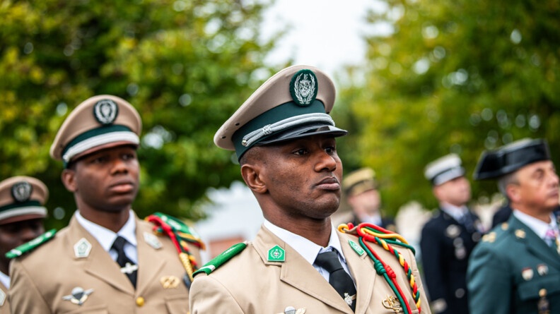 Deux sous-officiers de la gendarmerie guinéenne lors de la cérémonie des couleurs du jeudi 3 octobre 2024 rendant hommage à ce pays.