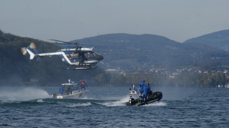 Sur le lac d'Annecy, un gendarme se fait hélitreuillé.