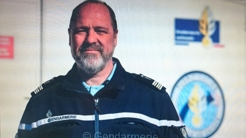Photo d'un lieutenant-colonel de r&eacute;serve prise de face et en tenue gendarmerie.