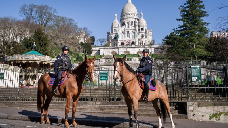 Cavaliers de la Garde Républicaine veillant au respect du confinement.