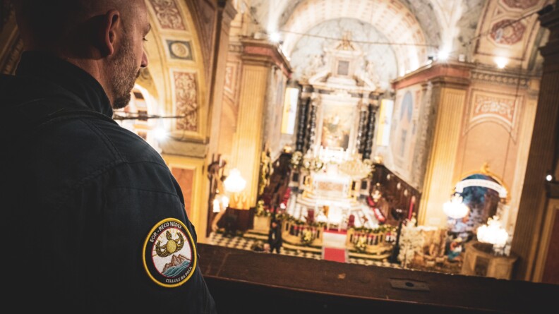 Gendarme EOR dans une Église.