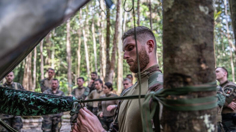 Agrandir l'image Militaire apprenant à monter son bivouac.