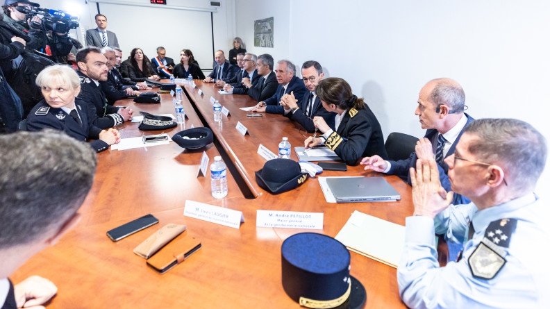 Agrandir l'image Le premier Ministre et les ministres de l’Intérieur et de la Justice en déplacement en Isère, accompagnés du général de corps d’armée André Petillot, Major général de la Gendarmerie nationale.