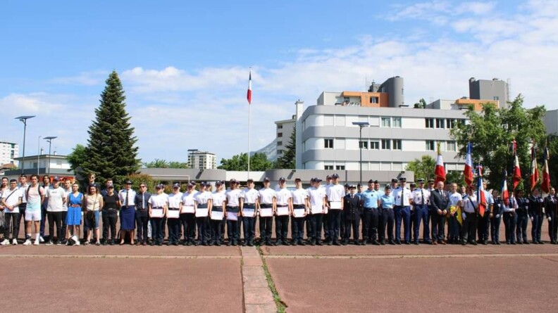 Agrandir l'image Les cadets brevetés posent avec les autorités, les cadres et leurs familles.