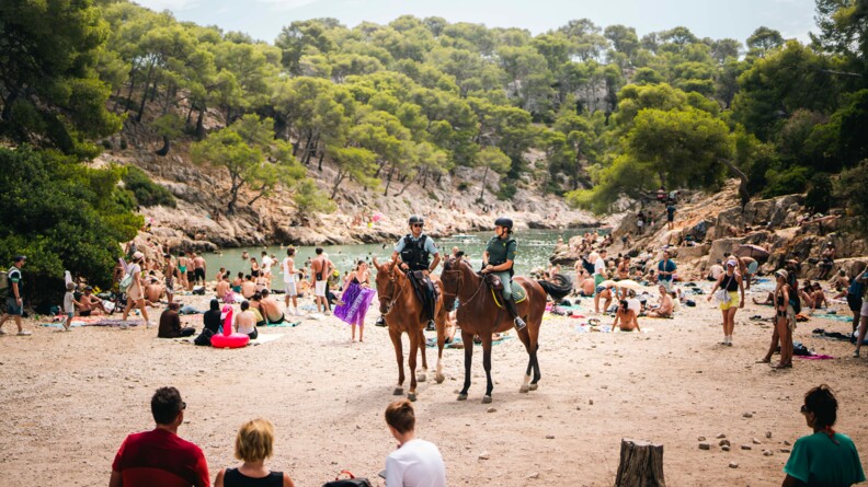 Patrouille du détachement de cavalerie dans les calanques.