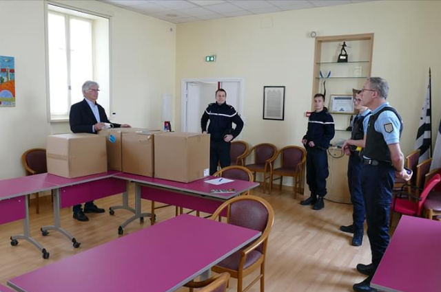 récupération des masques à Noyal-Châtillon-sur-Seiche