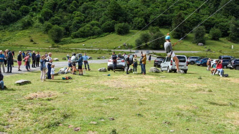 Agrandir l'image Une tirolienne pour le plus grand plaisir des enfants et des parents..jpg