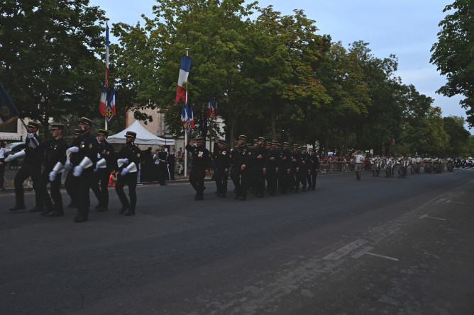 GGMIV7_défilé_dijon.JPG