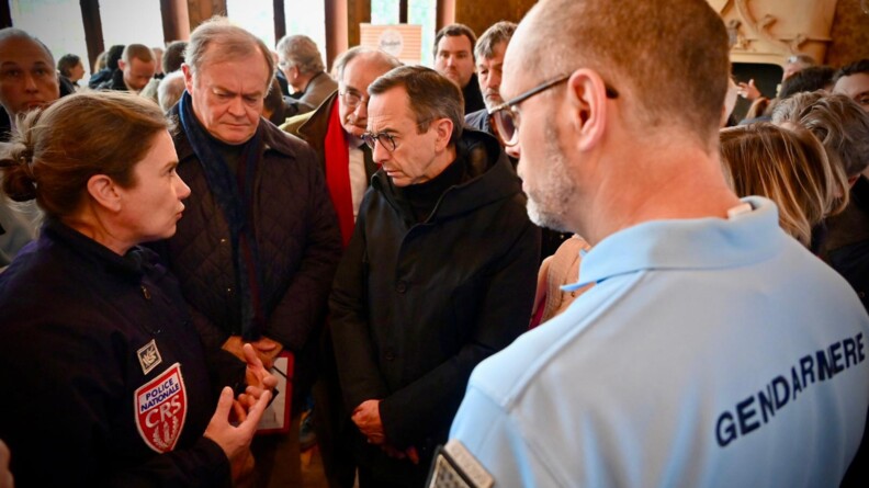 Le ministre de l'Int&eacute;rieur s'entretenant avec les repr&eacute;sentants des services de secours et forces de l'ordre.