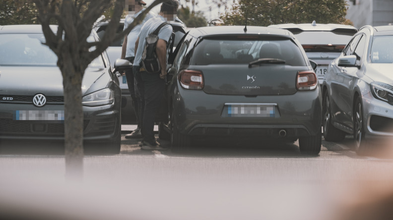 Agrandir l'image Deux équipiers du GOS autour du véhicule de la target.